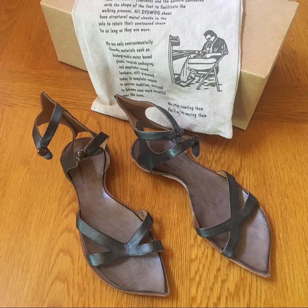 Cydwoq “Defend” Sandals NEW